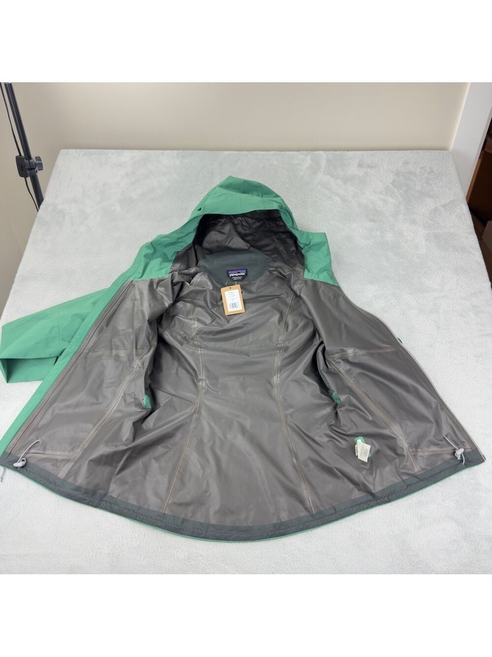 Patagonia NWT Women's Sz Small Calcite Gore-tex Green Jacket 84996 Style Number - Picture 6 of 16
